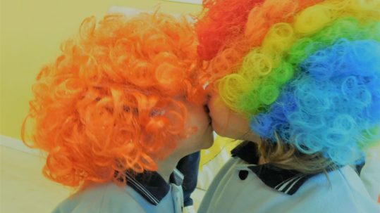 Niños con peluca en fiesta de carnaval